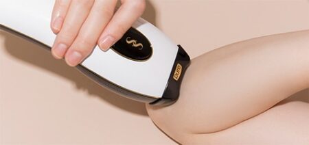 スムーズスキン　ピュアフィット　アタッチメントをつけて　肘をケアする様子の画像